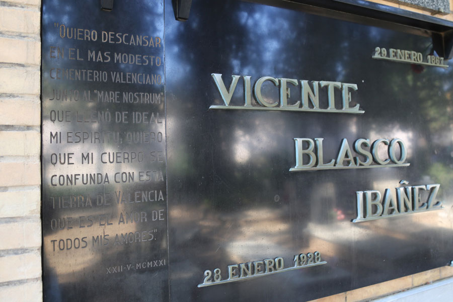Inscripción en la tumba de Blasco Ibañez, en el Museo del Silencio. Cementerio General de Valencia