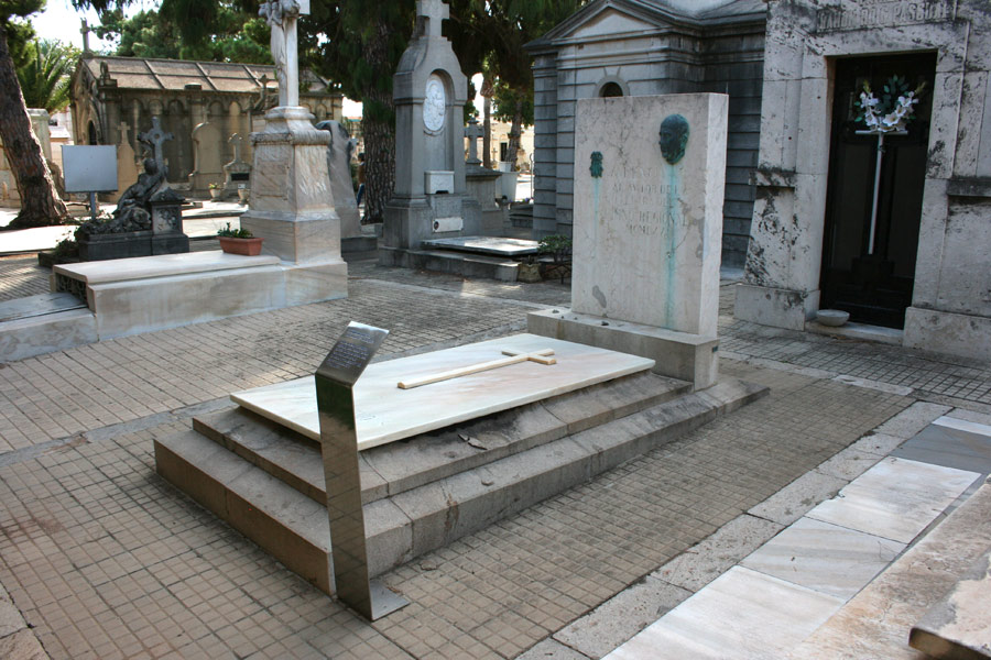 general de la tumba de Maximiliano Thous en el Museo del Silencio de JC media