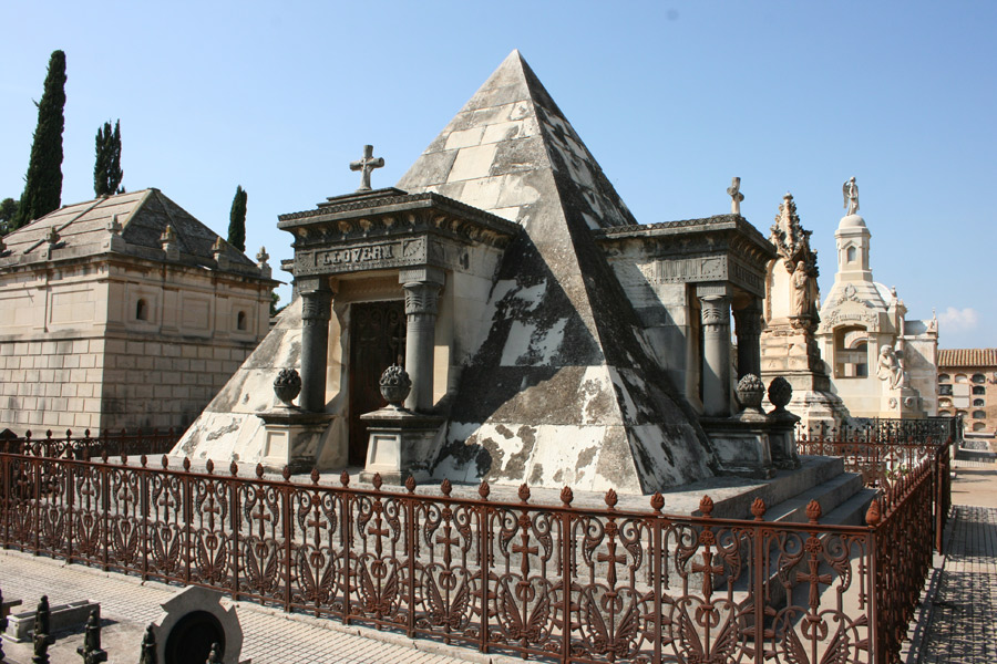 Pirámide de la familia Llovera